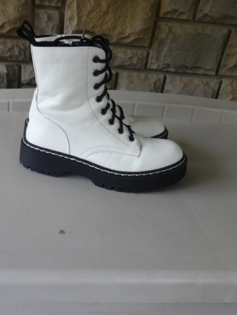Sincerely Jules Harley White faux leather women's Combat boots size 6.5 M, LNC